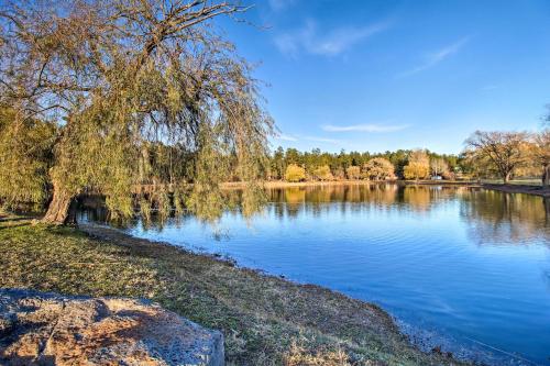 Gallery image of Kayaks Provided Lakefront Pinetop-Lakeside Cabin in Pinetop-Lakeside
