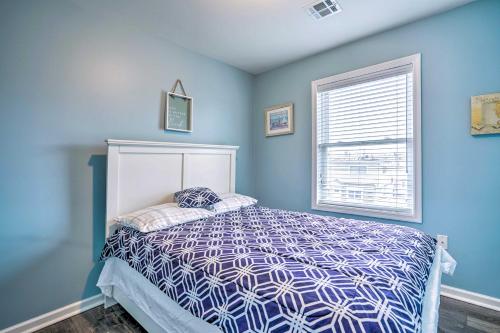 um quarto com uma cama com paredes azuis e uma janela em Walkable Seaside Heights Apt Near Beaches! em Seaside Heights