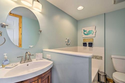 錫賽德海茨的住宿－Jersey Apt - half Mi to Seaside Heights Beach，一间带水槽和镜子的浴室