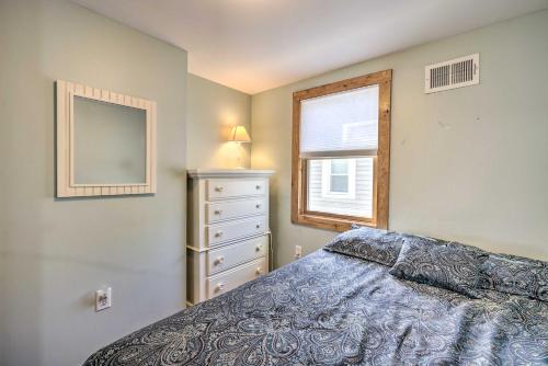 錫賽德海茨的住宿－Jersey Apt - half Mi to Seaside Heights Beach，一间卧室配有一张床、一个梳妆台和一扇窗户。