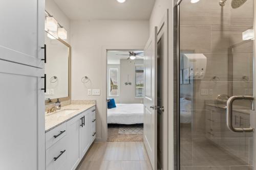 baño con ducha a ras de suelo junto a un lavabo en Luxury Central Apts - Free Parking, Gym, Fast WiFi, en Austin