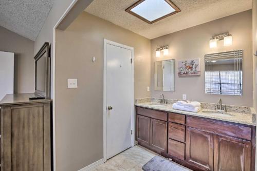 Koupelna v ubytování Large Yard Family-Friendly El Paso Rental Home
