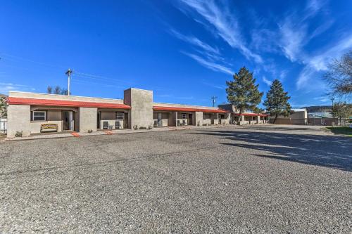 Afbeelding uit fotogalerij van Billys Hide Out Studio 4 Mi to Race Track! in Ruidoso Downs