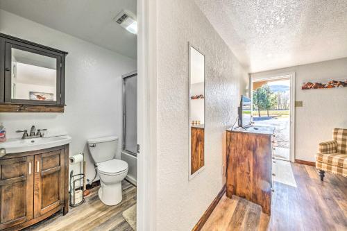 Phòng tắm tại Billys Hide Out Studio 4 Mi to Race Track!