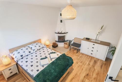 sypialnia z łóżkiem, biurkiem i krzesłem w obiekcie Apartament Green Forest w mieście Duszniki Zdrój