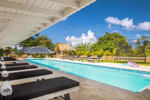 喀巴里特的住宿－El Encuentro Surf Lodge，度假酒店内带躺椅的游泳池