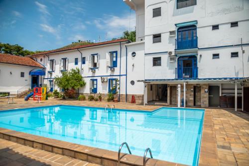 卡尚布的住宿－VOA Hotel Caxambu，大楼前的大型游泳池