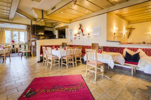 a restaurant with tables and chairs in a room at Ferienhotel Gewürzmühle in Radstadt