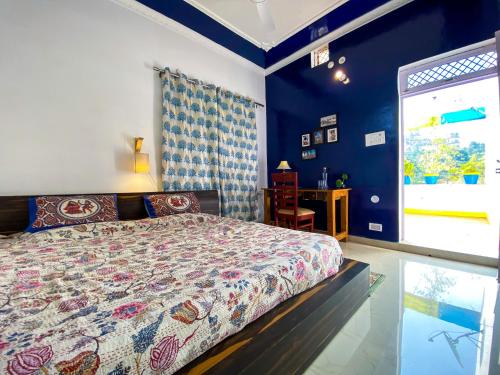 ein Schlafzimmer mit einem großen Bett und einem Fenster in der Unterkunft Comfort and Cozy in Orchha