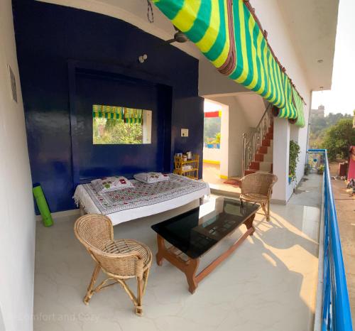 ein Esszimmer mit einem Tisch, Stühlen und einem Sonnenschirm in der Unterkunft Comfort and Cozy in Orchha