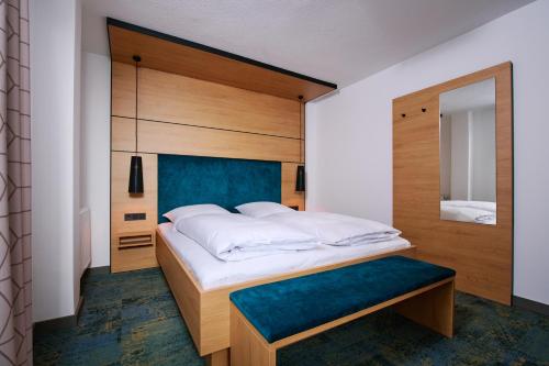 een slaapkamer met een groot bed en een spiegel bij Schneider APARTMENT ALLERSBERG in Allersberg