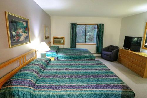 キリングトンにあるCedarbrook Two Double bed Standard Hotel room 118のベッド2台とテレビが備わるホテルルームです。