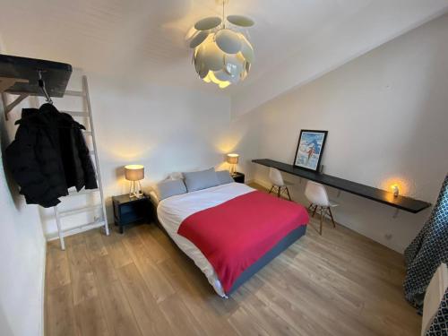 une chambre avec un grand lit avec une couverture rouge dans l'établissement Grand duplex rénové - 10 pers, 4 ch, 3 sdb, 80m2 terrasse - FR-1-546-10, à Les Deux Alpes
