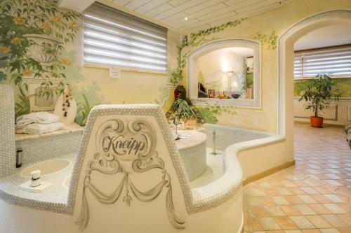 A bathroom at Ferienhotel Gewürzmühle