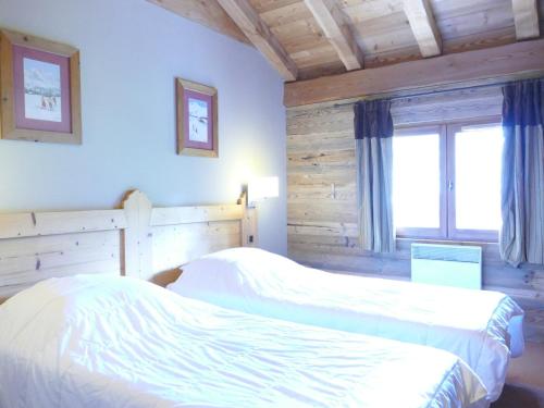 1 dormitorio con cama blanca y ventana en Appartement Les Deux Alpes, 5 pièces, 12 personnes - FR-1-546-13, en Les Deux Alpes