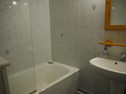 La salle de bains est pourvue d'une baignoire et d'un lavabo. dans l'établissement Appartement Mont-de-Lans, 3 pièces, 6 personnes - FR-1-546-29, à Les Deux Alpes
