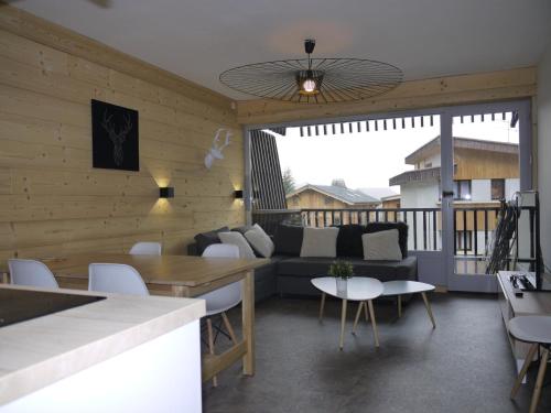 un salon avec un canapé et une table dans l'établissement Les 2 Alpes - Charmant apt rénové 2 chambres, balcon, proche pistes - FR-1-546-32, à Les Deux Alpes