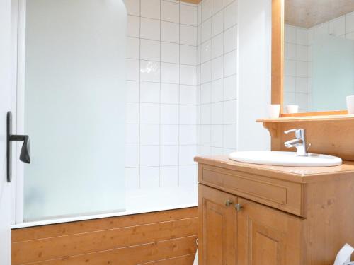 une salle de bain avec un lavabo et un miroir dans l'établissement Charmant T2 rénové avec balcon sud, bien équipé, en centre station, Les Deux Alpes - FR-1-546-31, à Les Deux Alpes