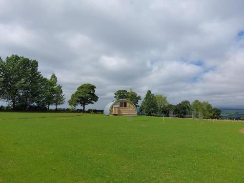 a large green field with a building in the distance at The Pigsty in Crieff