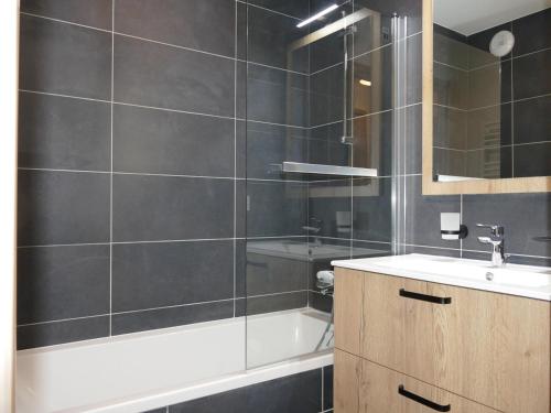 une salle de bain avec une baignoire, un lavabo et une douche dans l'établissement Confort moderne aux 2 Alpes : Bel appart 45 m², 6 pers, résidence NEIGE et SOLEIL, proche des pistes - FR-1-546-37, à Les Deux Alpes