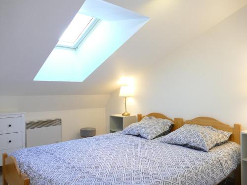 - une chambre avec un lit au toit dans l'établissement 2 Alpes - Apt Rénové 6 pers, Centre, Balcon, Proche Pistes - FR-1-546-43, à Les Deux Alpes