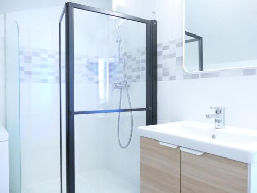 une salle de bain avec douche et lavabo dans l'établissement 2 Alpes - Apt Rénové 6 pers, Centre, Balcon, Proche Pistes - FR-1-546-43, à Les Deux Alpes