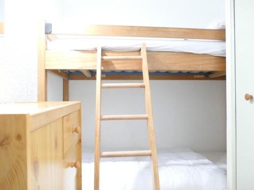 une échelle menant à un lit superposé dans l'établissement Joli studio centre station avec lits superposés - FR-1-546-45, à Les Deux Alpes