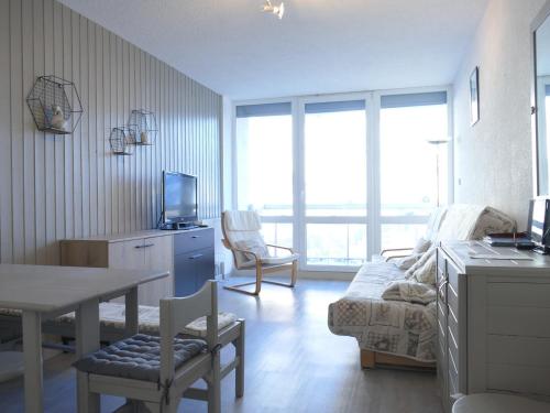 - un salon avec une table, un canapé, une table et des chaises dans l'établissement Joli studio centre station avec lits superposés - FR-1-546-45, à Les Deux Alpes