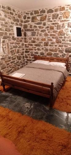 Posteľ alebo postele v izbe v ubytovaní Traditional stone house Vrisi