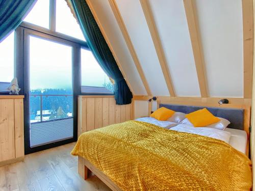 Posteľ alebo postele v izbe v ubytovaní Domki Tatrzańska Panorama z jacuzzi