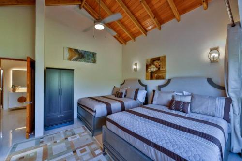 Cama o camas de una habitación en Modern 3-bedroom villa with pool