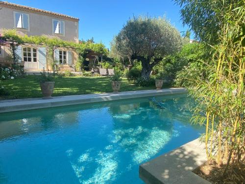 une piscine devant une maison dans l'établissement LA PARADOUNE 3, à Paradou