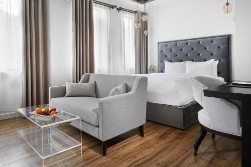 - une chambre avec un lit, un canapé et une chaise dans l'établissement Mount Alverno Luxury Resorts, à Caledon