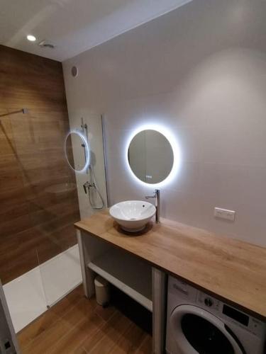 a bathroom with a sink and a shower at Joli T2 rénové à 100m de Monaco in Beausoleil