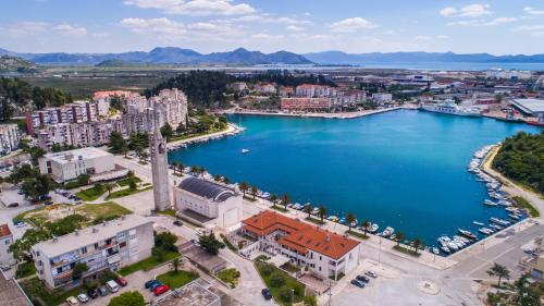 普洛切的住宿－Apartman Oaza - Ploče, Croatia，城市和水体的空中景观