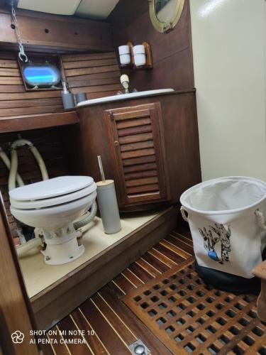 ネットゥーノにあるAntalia Sailingのバスルーム(トイレ、洗面台付)