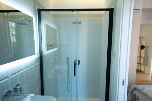 een douche met een glazen deur in de badkamer bij Aventino 2A in Rome