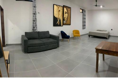 Ruang duduk di Casa Honey 4 Bedroom Oasis with Pool!