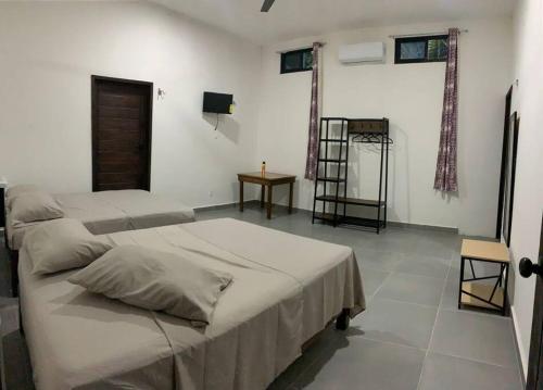 Katil atau katil-katil dalam bilik di Casa Honey 4 Bedroom Oasis with Pool!
