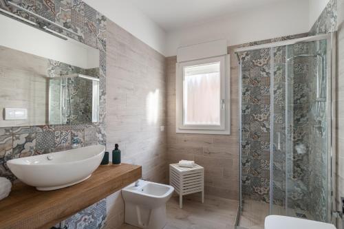 uma casa de banho com um WC com lavatório e um chuveiro em Family Terrace Suite - Volturno3 Suites & more em Mazara del Vallo