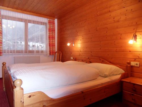 Postel nebo postele na pokoji v ubytování Haus Konzett