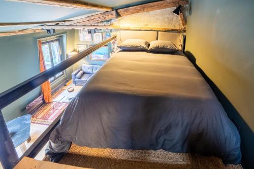 ein Schlafzimmer mit einem großen Bett in einem Zimmer in der Unterkunft Place Vendôme Luxe 60 SQM Bail mobilité in Paris