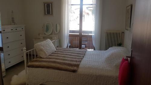 - une chambre avec un lit, une commode et une fenêtre dans l'établissement Beauregard-Sous-Gare, à Lausanne