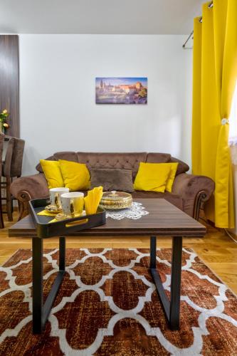 a living room with a coffee table and a couch at Durmitor 41, kompleks Titova Vila in Palisad