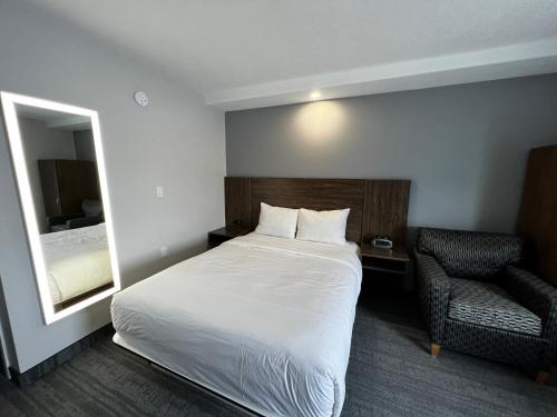 Кровать или кровати в номере Travelodge by Wyndham Regina
