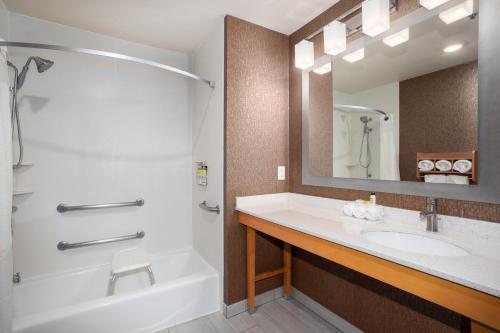 Koupelna v ubytování Holiday Inn Express Monterey - Cannery Row by IHG