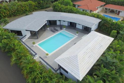 Výhled na bazén z ubytování 5 Master Suites Casa Linda perfect for large groups nebo okolí