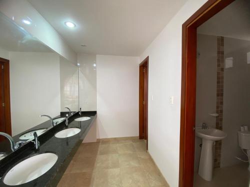 蒂瓦索薩的住宿－San Gabriel Hospedería，一间带三个盥洗盆和卫生间的浴室