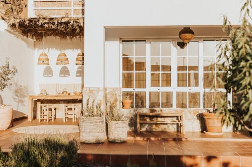 eine Terrasse mit Topfpflanzen und einem Tisch in der Unterkunft casademeli ¡Garden and 5 min walk to the beach! in Las Playitas