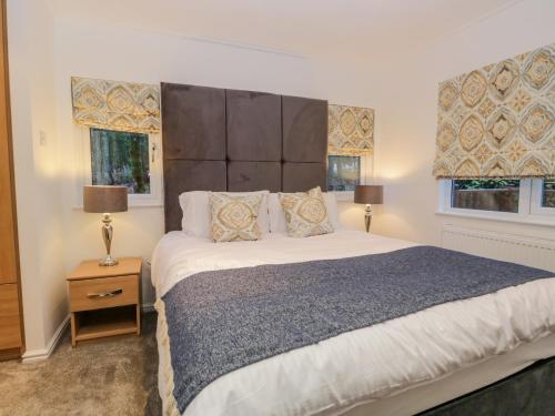 - une chambre avec un grand lit et 2 fenêtres dans l'établissement 25 Thirlmere, à Windermere